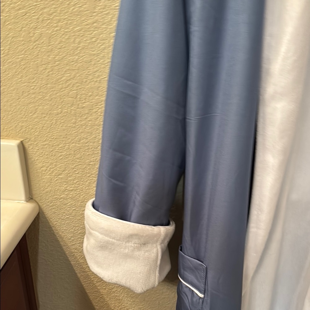 Blue and White Robe - Picture 5 of 6